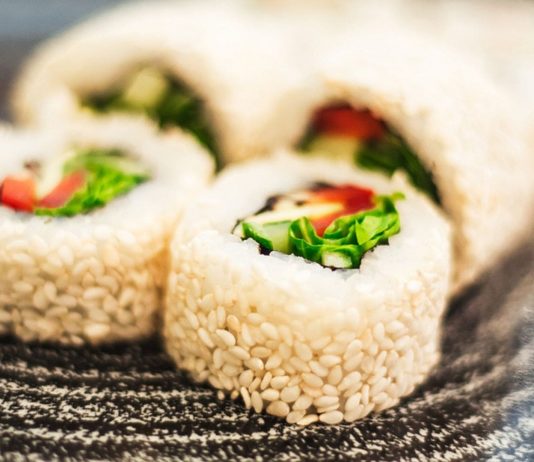 Vegetarisches Sushi kannst du auch in der Schwangerschaft essen.