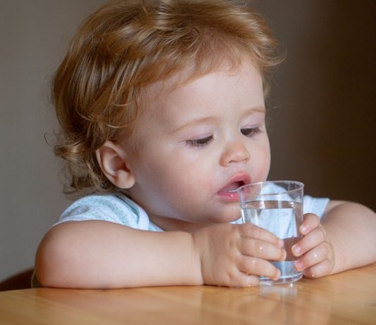 Darf ein Baby Leitungswasser trinken? Hierbei solltest du unbedingt auf die Wasserqualität achten.