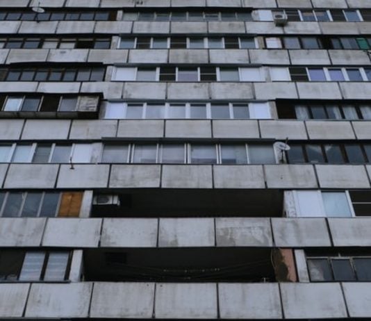 Eine Mutter ließ ihre Tochter von einem Balkon im 6. Stock baumeln.