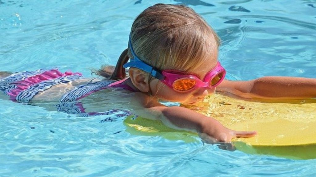 Farbe ihrer Badekleidung kann Kindern im Wasser das Leben retten