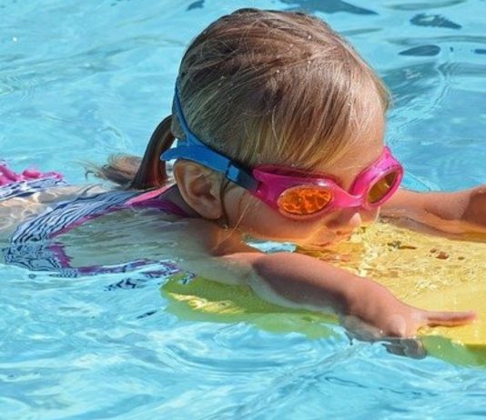 Im Wasser plantschen ist für Kinder im Sommer das Größte!