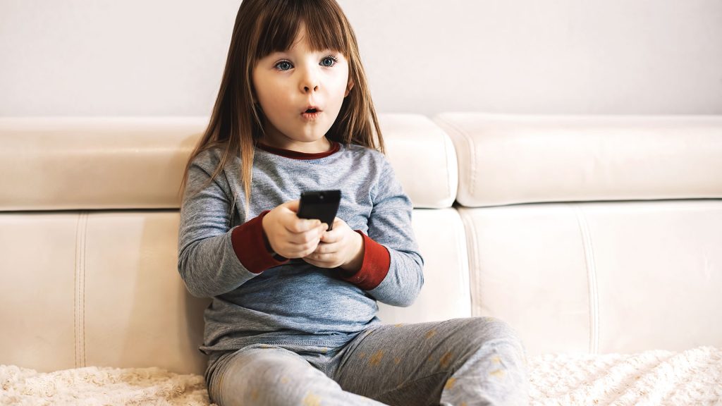 Kann man einen Fernseher kindersicher machen? Ja, man kann!