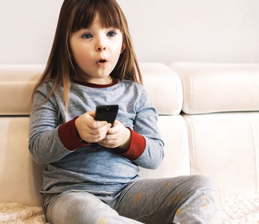 Alle Eltern sollten ihren Fernseher kindersicher machen.