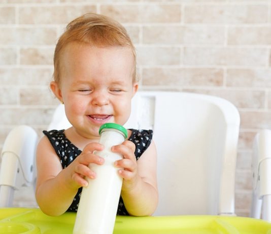 Hafermilch ist für ein Baby unter 12 Monaten grundsätzlich nicht geeignet.