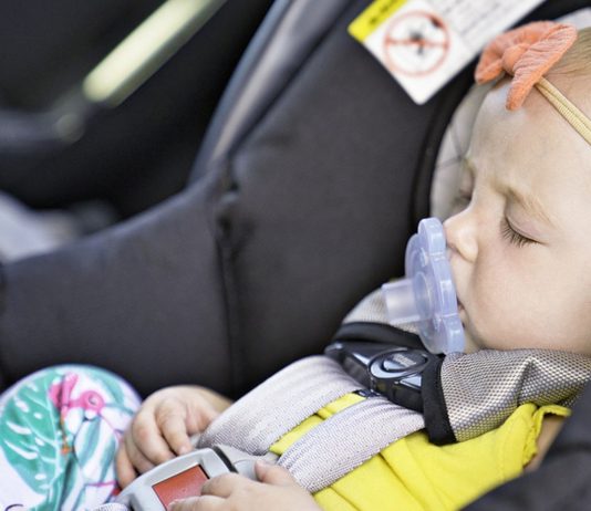 Immer wieder kommen in aufgeheizten Autos Kinder ums Leben.