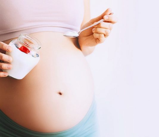 Joghurt ist auch in der Schwangerschaft erlaubt, wenn er aus pasteurisierter Milch besteht.