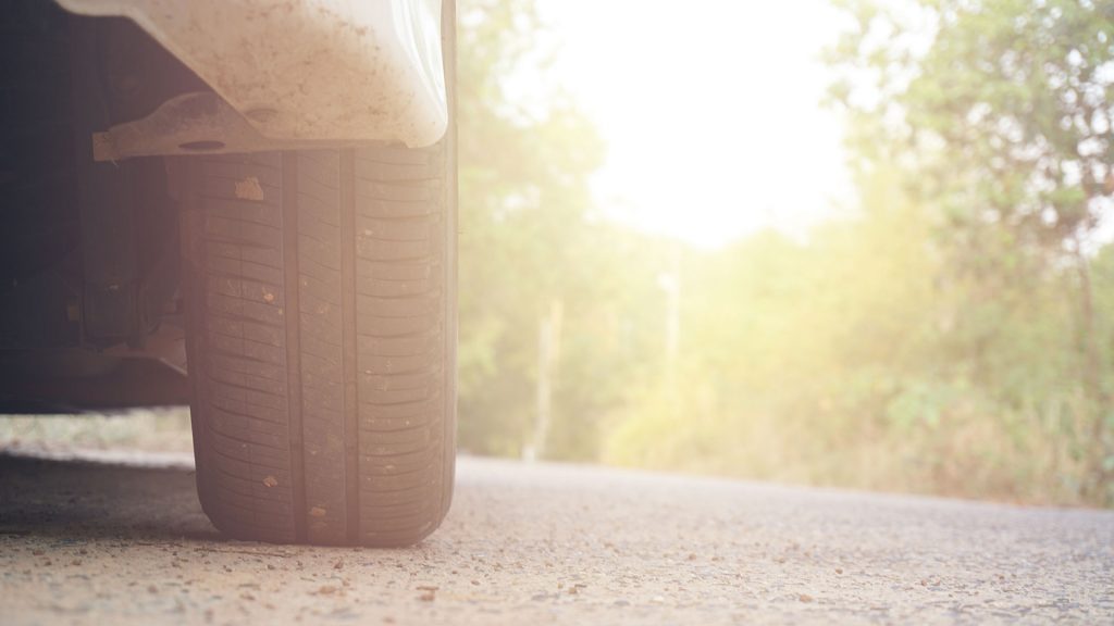 Aus heißem Auto gerettet! Polizei schlägt Scheibe ein, um kleinen Jungen zu befreien