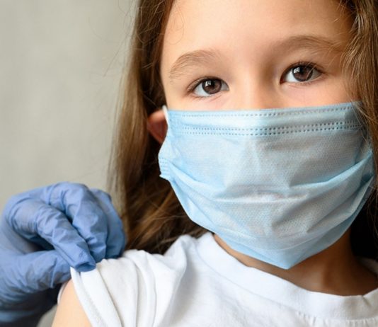 Der Kinderarzt will seine kleinen Patienten besonders vor den Mutanten des Virus schützen.