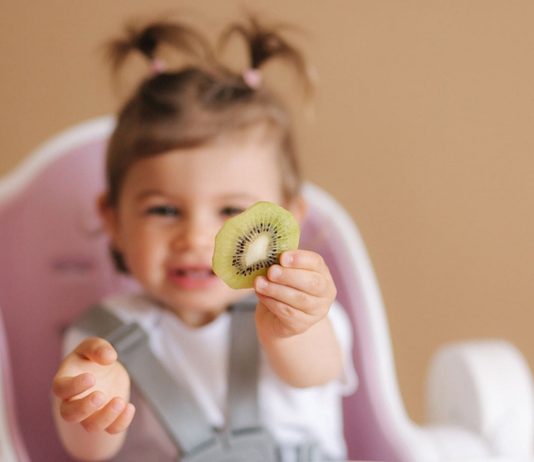 Nach Einführung der ersten festen Kost kann dein Baby Kiwi probieren.