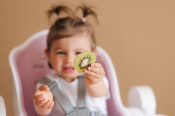 Ab etwa sechs Monaten kann dein Baby Kiwi probieren.