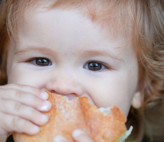 Das Brot mit Leberwurst fürs Baby ist mit dem ersten Fingerfood hin und wieder kein Problem.