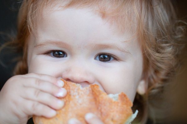 Das Brot mit Leberwurst fürs Baby ist mit dem ersten Fingerfood hin und wieder kein Problem.