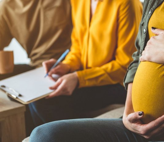 Claudia und ihr Mann erfüllten sich ihren Kinderwunsch mithilfe einer Leihmutter.