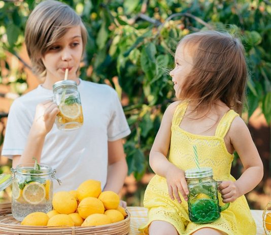 Richtig trinken bei Hitze: Wasser kann man mit Früchten und Kräutern lecker aufpimpen.