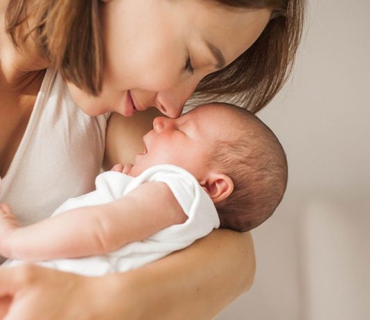 Schlaflieder sind eine schöne Tradition, sie helfen Baby aber auch in den Schlaf.