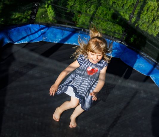 Wieso das Trampolin für Kleinkinder gefährlich sein kann, erklären wir im Beitrag!