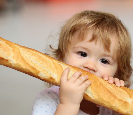 Grundsätzlich kannst du mit Einführung der Beikost ab dem 5. Monat deinem Baby kleine Mengen Brot zum "Lutschen" anbieten.