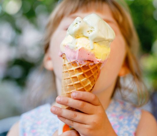 Während Kinder sich über die Erfrischung im Sommer freuen dürfen, ist für dein Baby Eis noch nicht geeignet.