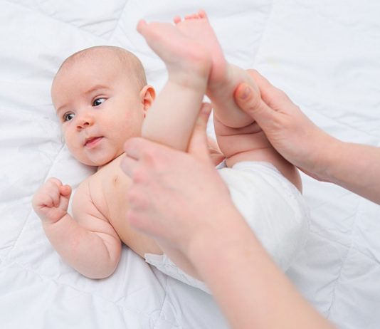 Dein Baby pupst viel? Nicht immer sind Blähungen die Ursache.