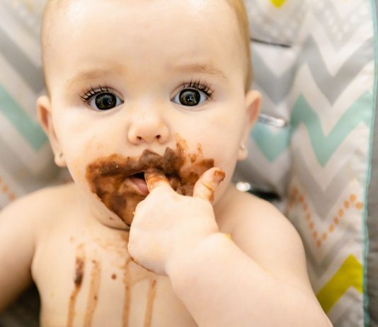 Frühestens mit zwölf Monaten sollte dein Baby Schokolade in kleinen Mengen naschen dürfen.