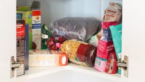 Chaotischer Küchenschrank