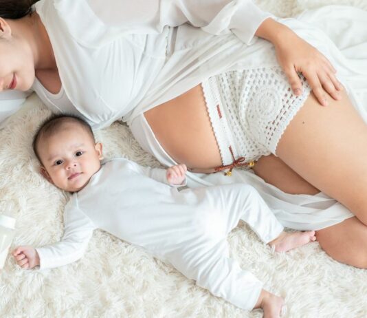 Patricks hochschwangere Frau macht sich Sorgen über ihr After-Baby-Body und darüber, dass sie Windeln tragen wird – Patrick legt für sie einen sexy Dance in Windeln hin, um sie aufzuheitern.