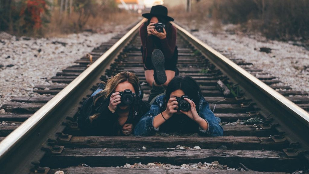 Für ein Foto: Eltern bringen Kind an Bahnübergang in Lebensgefahr