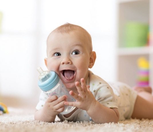 Als Durstlöscher ist Früchtetee für dein Baby nur bedingt zu empfehlen.