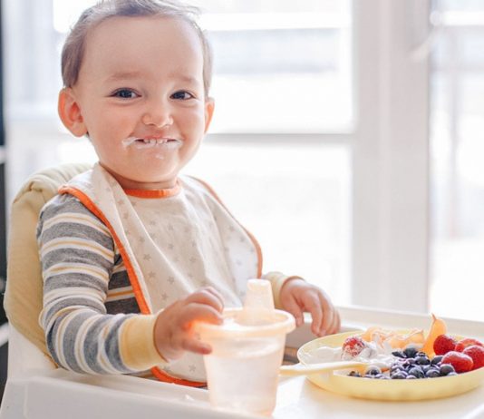 Zum Naschen sind Heidelbeeren für dein Baby mit Einführung der Beikost erlaubt.