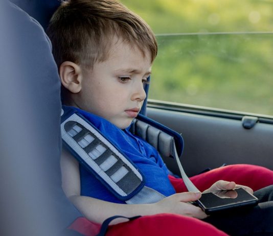 Kinder allein im Auto? Gerade bei Hitze ein No Go.