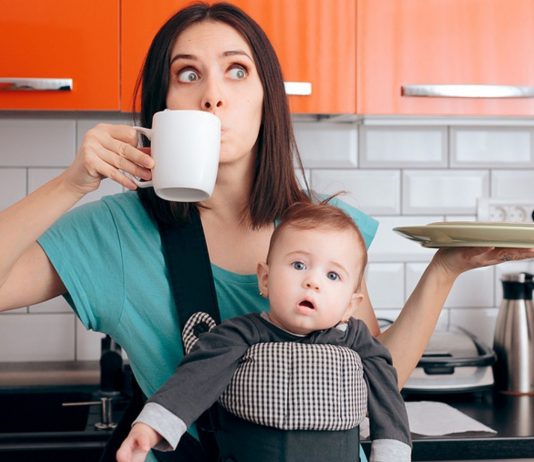 Abwasch, Baby, Tag planen und schnell noch ein Kaffee – Multitasking macht uns auf Dauer fertig.