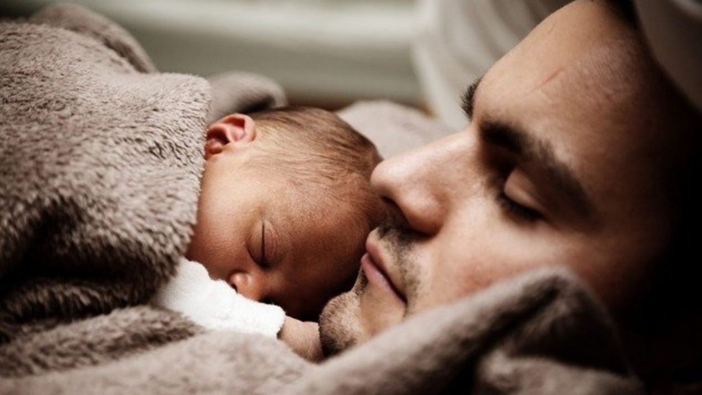 Papa lässt Familie das Baby nicht halten – aus gutem Grund?