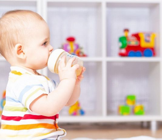 Aufgrund des enthaltenen Menthols wird Pfefferminztee für Babys nicht empfohlen.