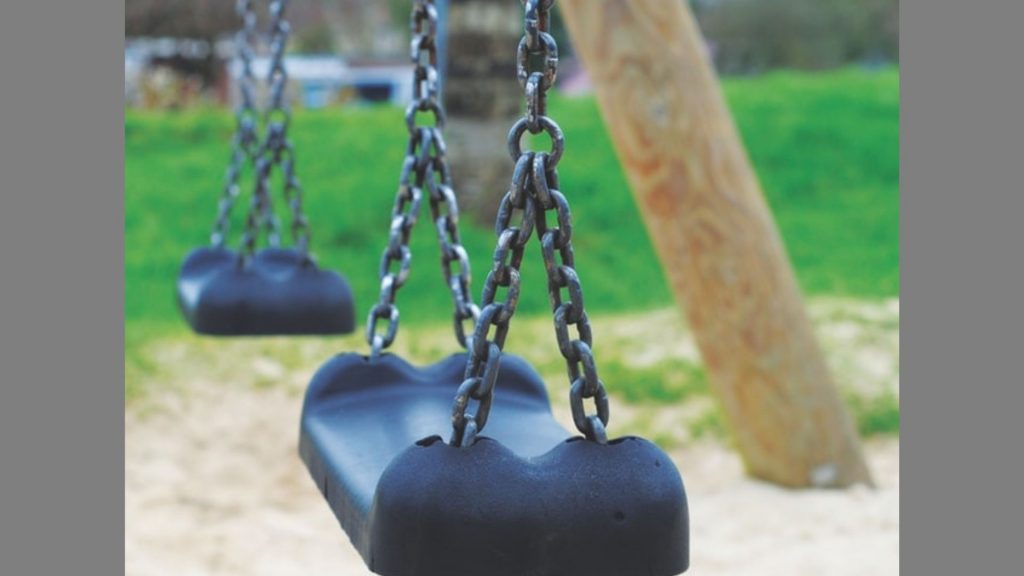 Tragödie am Spielplatz: Kleinkind wird von Baum erschlagen