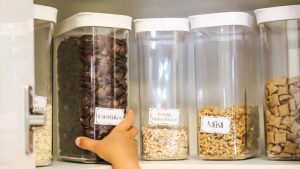 Organisierter Küchenschrank mit Vorratsdosen
