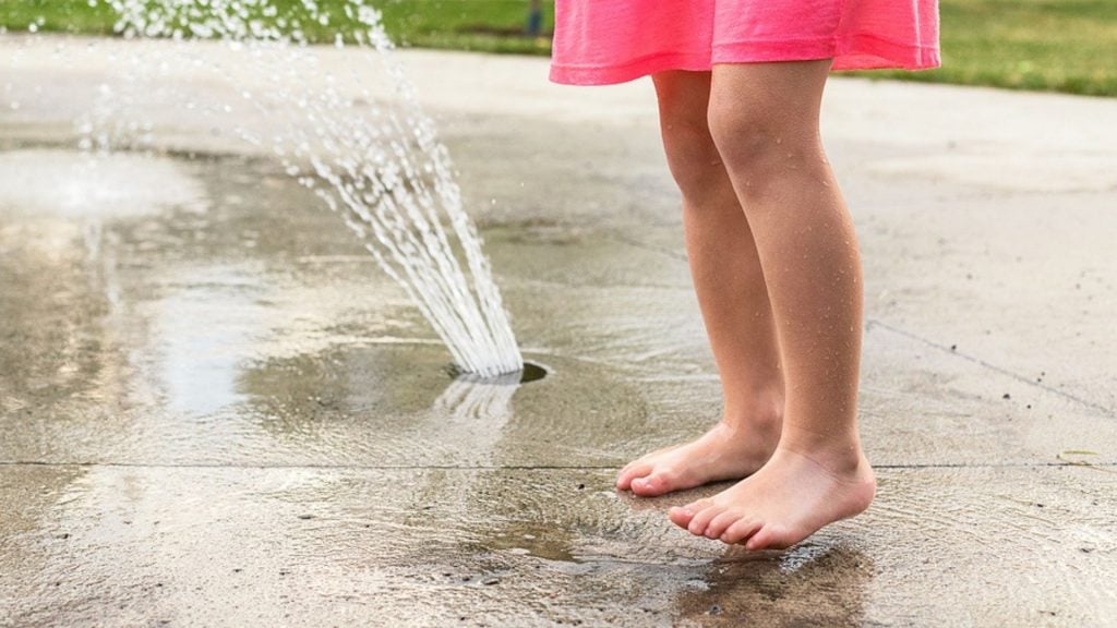 Unterschätzte Gefahr: Kind erleidet Verbrennungen 2. Grades an Springbrunnen