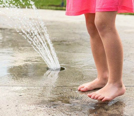 Eine Mutter warnt vor den gEfahren von Springbrunnen für Kinder.