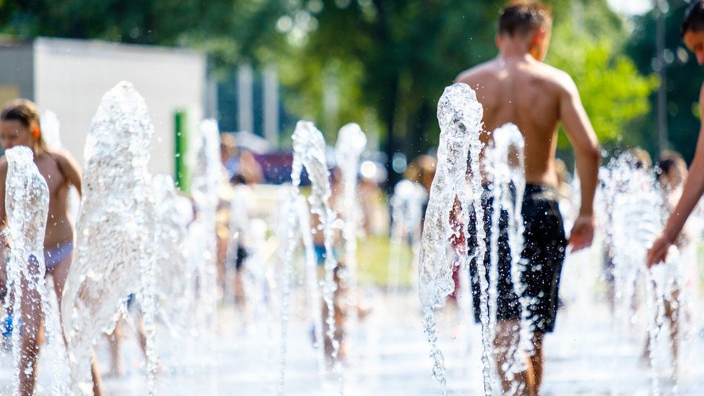 Mutter löst Polizeieinsatz an Wasserspielplatz aus, weil ihre Brüste „stören”