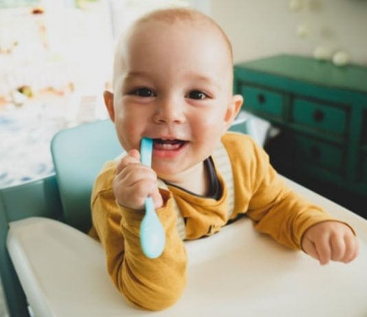 Babys richtig pucken: Wie geht das – und wann macht es Sinn?