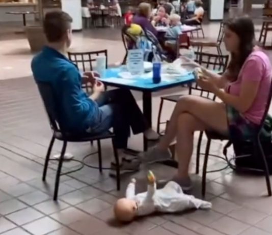 Ein junges Paar legte sein Baby in einem Einkaufszentrum einfach auf den Boden.