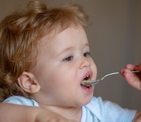 Ein Hersteller von Babynahrung warnt Eltern wegen eines Produktionsfehlers. Foto: Symbolbild Bigstock