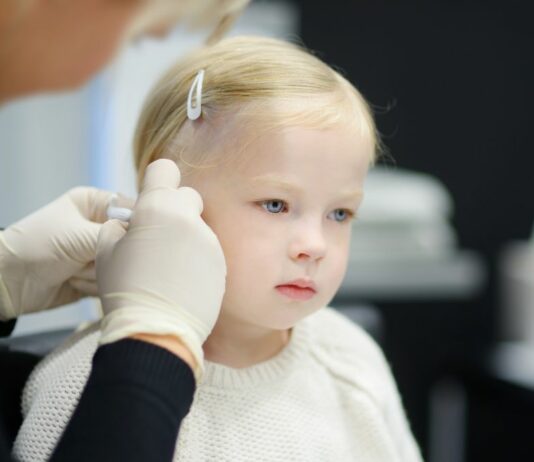 Eine Mama aus New Jersey, USA rät in einem TikTok dazu Babyohren piercen, statt schießen zu lassen. – In dem Alter und ohne Erlaubnis der Kinder selbst?