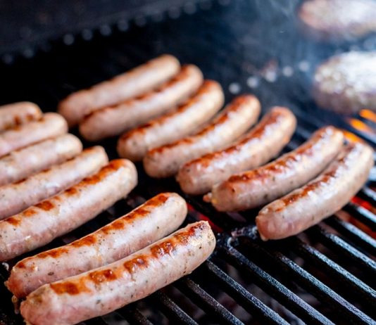 Bratwurst wird stark erhitzt und ist deswegen auch in der Schwangerschaft erlaubt.