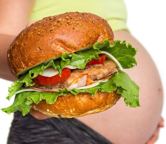 Du darfst auch in der Schwangerschaft gelegentlich Burger essen.