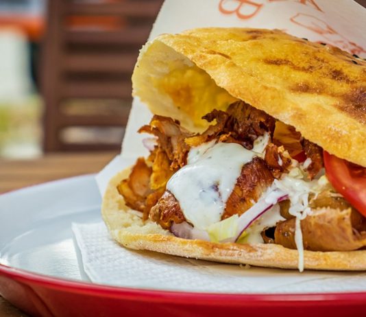 Döner ist auch in der Schwangerschaft erlaubt, achte allerdings auf die Zutaten und die Hygiene.