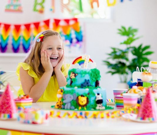 Besonders zum Geburtstag werden viele Kinder mit Geschenken überschüttet.