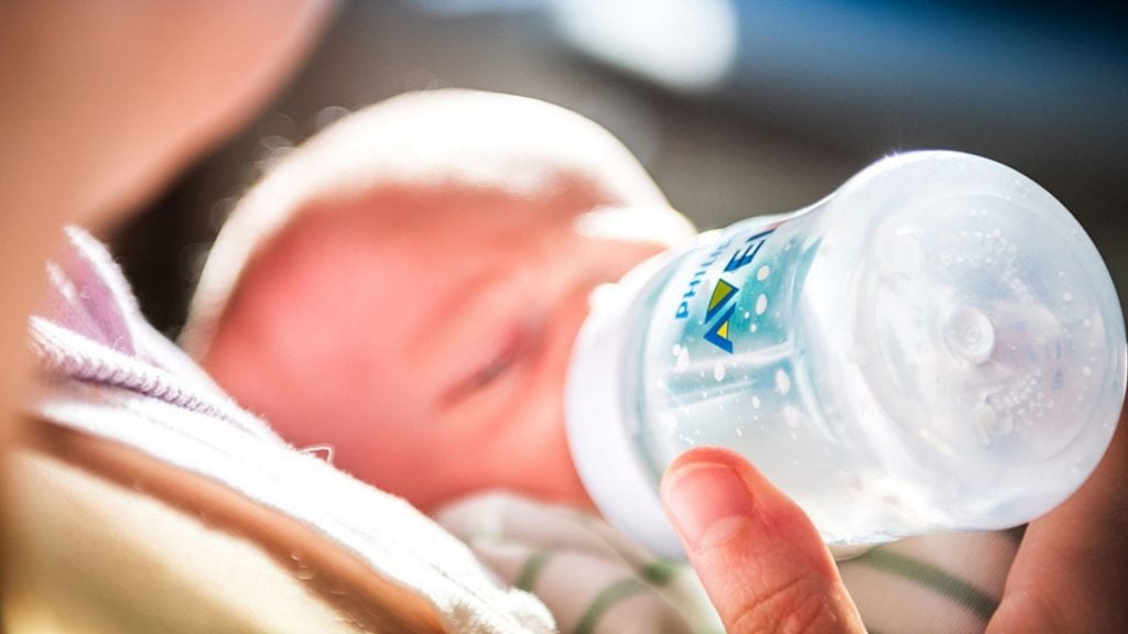 Warum wir Baby-Fläschchen besser per Hand spülen sollten
