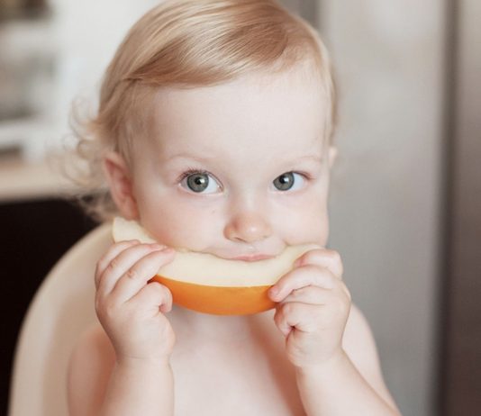 Honigmelone kannst du deinem Baby nach Einführung der ersten Beikost geben.