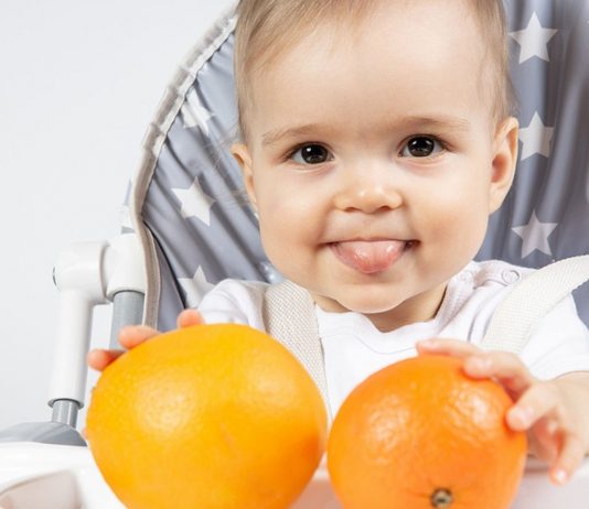 Mit der ersten Beikost darf dein Baby Orange essen - theoretisch.