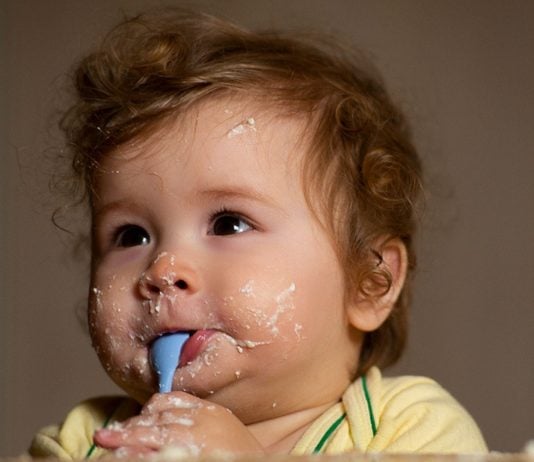 Sobald die Beikostphase startet, stellt sich die Frage: Was dürfen Babys nicht essen?